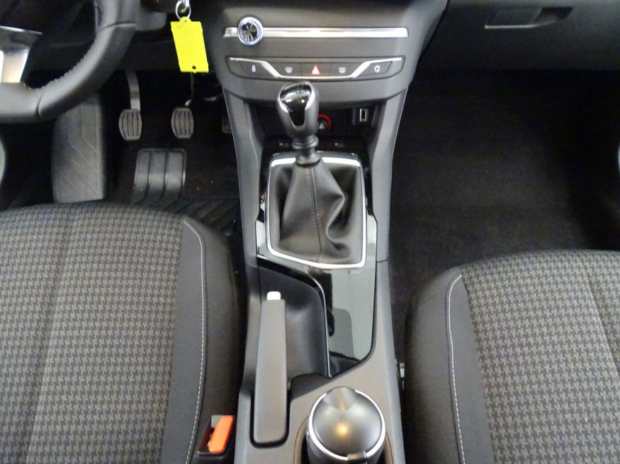 PEUGEOT 308 Active PT 130, Navi, SHZ